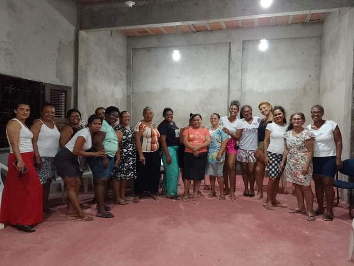 Mulheres da comunidade trabalhando juntas no ateliê do Instituto